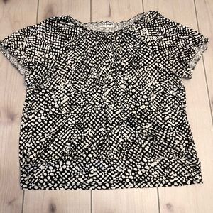 ✅ Black and white top